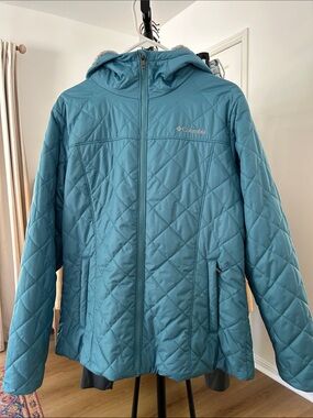 Columbia Women’s Winter Jacket. Size Large. PTP 22”. Like new.